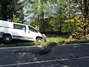 U Kaplice se srazila dodávka s náklaďákem. Silnice je kompletně uzavřená