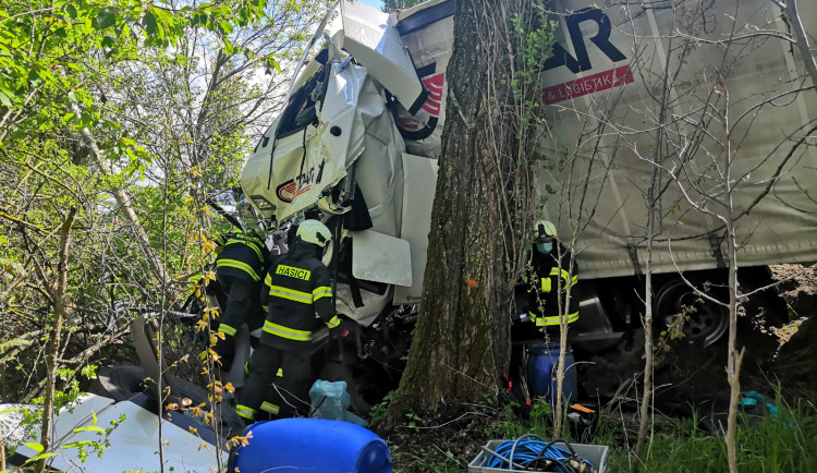 U Kaplice se srazila dodávka s náklaďákem. Silnice je kompletně uzavřená