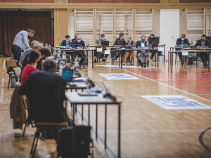 Zastupitelská bitva na palubovce sportovní haly