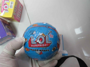 Celníci zabavili neoznačené tabákové výrobky, hračky a elektroniku. Do akce se zapojil i služební pes