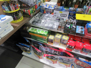 Celníci zabavili neoznačené tabákové výrobky, hračky a elektroniku. Do akce se zapojil i služební pes