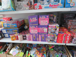 Celníci zabavili neoznačené tabákové výrobky, hračky a elektroniku. Do akce se zapojil i služební pes