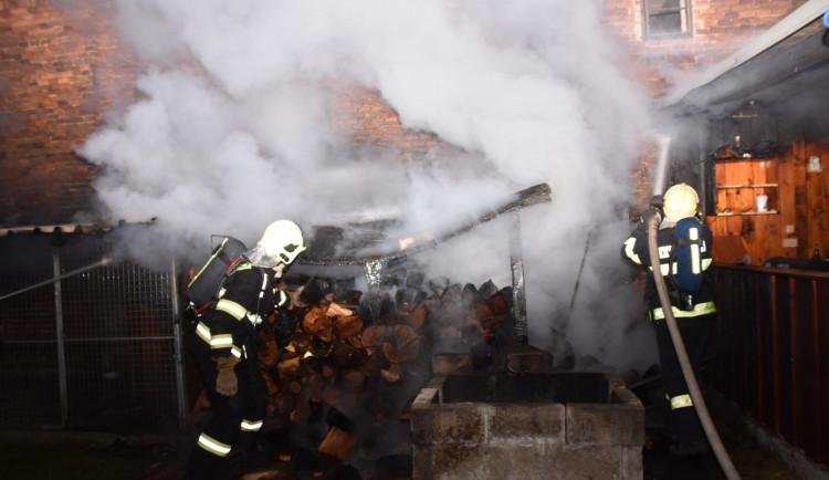 Ve Svoru v noci hořel přístřešek se dřevem. Na místo vyjely tři jednotky