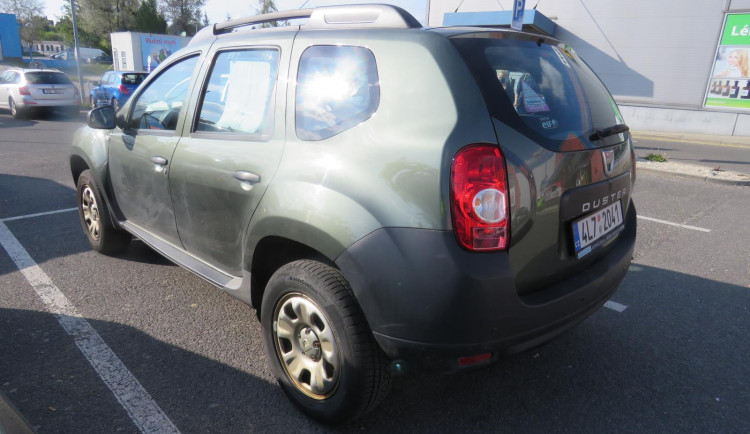 FOTO: U Rýnovky odřel auto a z místa ujel. Po nezodpovědném řidiči pátrá policie