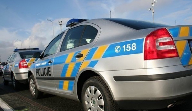 Řidič předjížděl na plné čáře. Policie hledá svědky