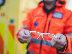 Trhosvinenská A. Schmied darovala 800 kusů evil eye brýlí jihočeským záchranářům