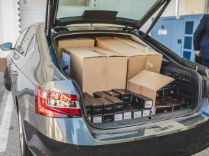 Trhosvinenská A. Schmied darovala 800 kusů evil eye brýlí jihočeským záchranářům