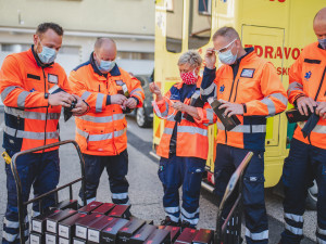 Trhosvinenská A. Schmied darovala 800 kusů evil eye brýlí jihočeským záchranářům