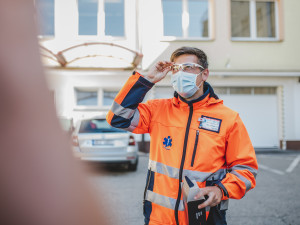 Trhosvinenská A. Schmied darovala 800 kusů evil eye brýlí jihočeským záchranářům