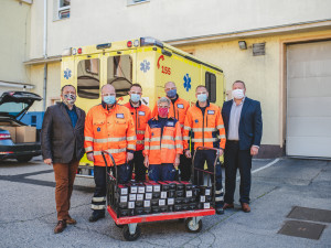 Trhosvinenská A. Schmied darovala 800 kusů evil eye brýlí jihočeským záchranářům