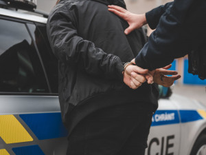Kriminalisté dopadli muže, který v Budějcích přepadl seniora