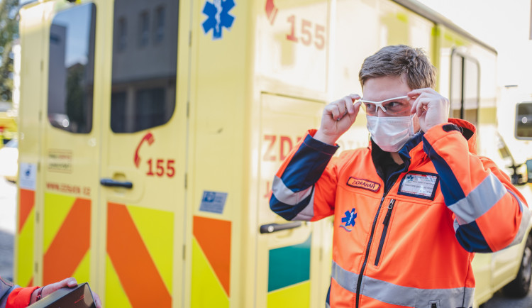 Trhosvinenská A. Schmied darovala 800 kusů evil eye brýlí jihočeským záchranářům