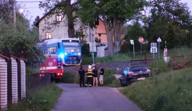 Ve Vratislavicích srazil vlak muže, ten byl převezen na traumacentrum
