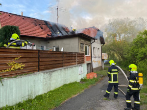 Požár střechy rodinného domu způsobil statisícovou škodu