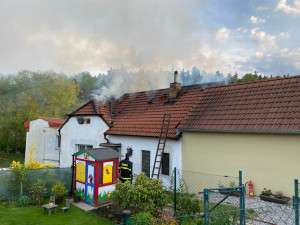 Požár střechy rodinného domu způsobil statisícovou škodu
