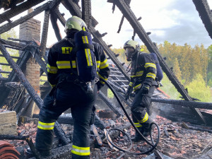Požár střechy rodinného domu způsobil statisícovou škodu