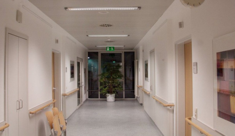 Jihočeské nemocnice povolují od 25. května návštěvy pacientů