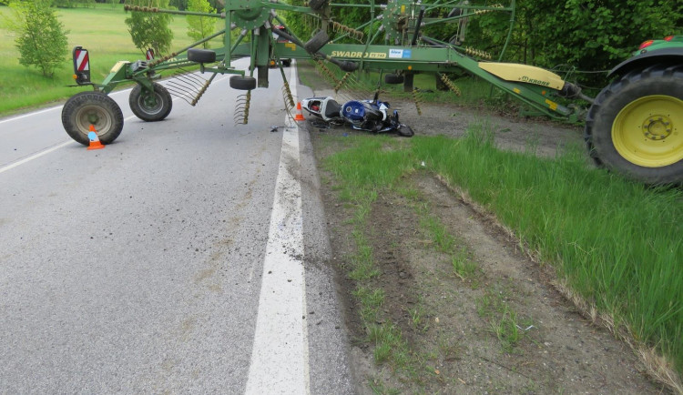 Při vážné dopravní nehodě se těžce zranil motorkář, na místo letěl vrtulník