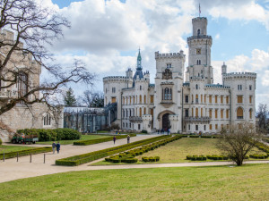 Zámek Hluboká pustí na hlavní trasu 15 lidí, rezervací je minimum