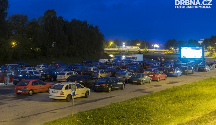 Po soutěžích a online rozhovorech nabídne Majáles autokino a další kapely v Žižkárně