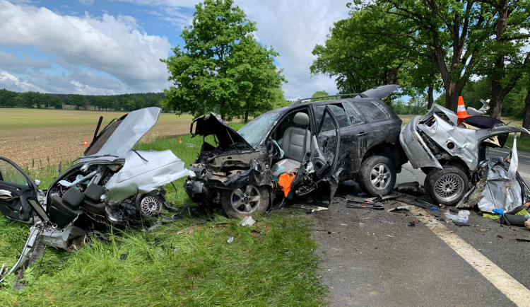 Při tragické dopravní nehodě na Českobudějovicku zemřel člověk. Auto se po nárazu rozpůlilo