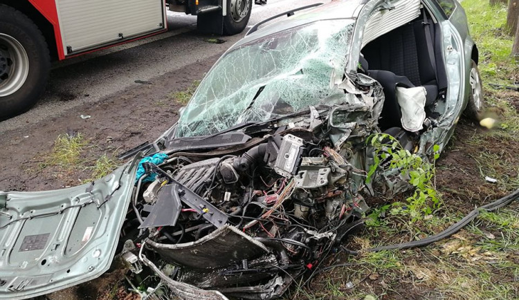 FOTO: Ve Svoru se srazil osobák s kamionem. Zaklíněného řidiče museli hasiči vyprostit