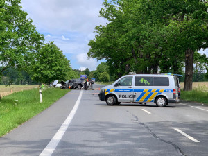Při tragické dopravní nehodě na Českobudějovicku zemřel člověk, silnice je zavřená