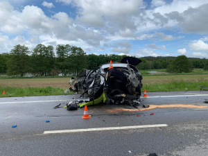 Při tragické dopravní nehodě na Českobudějovicku zemřel člověk, silnice je zavřená