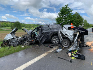 Při tragické dopravní nehodě na Českobudějovicku zemřel člověk, silnice je zavřená
