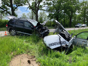 Při tragické dopravní nehodě na Českobudějovicku zemřel člověk, silnice je zavřená