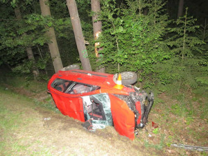 Mladá řidička nabourala u Majdaleny do dvou stromů. Před jízdou vypila půl litru vína