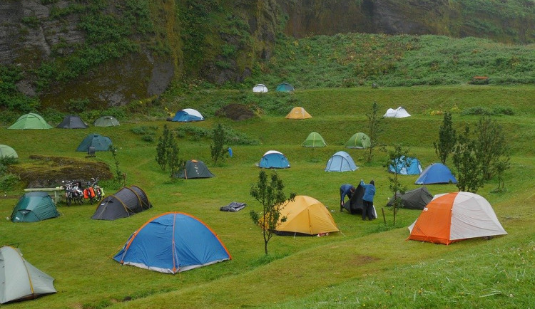 Češi ve velkém nakupují stany pro tři i jídlo na cesty