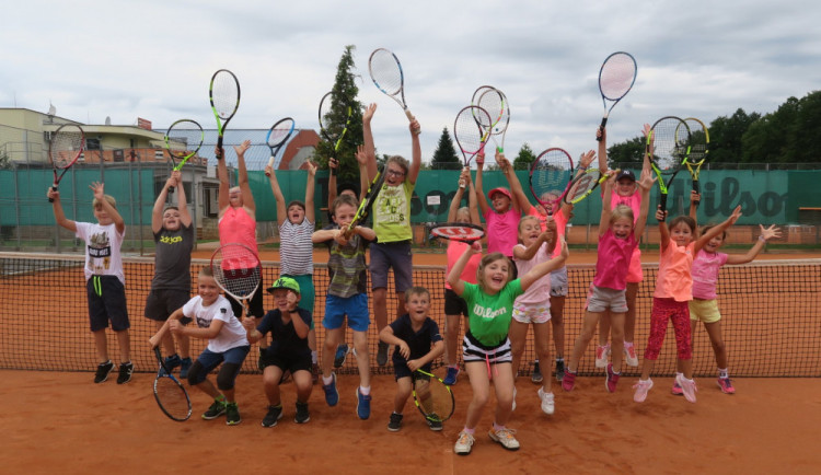 Oblíbené letní dětské tenisové kempy budějckého klubu LTC se uskuteční i letos. Vhodné jsou také pro začátečníky