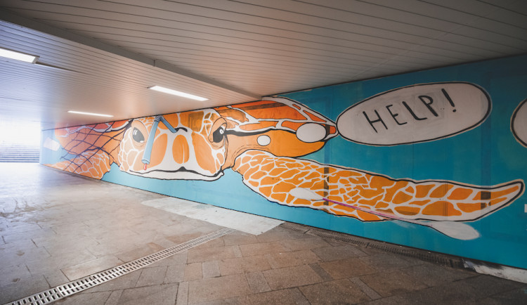 Podchod u nádraží oživily grafitti