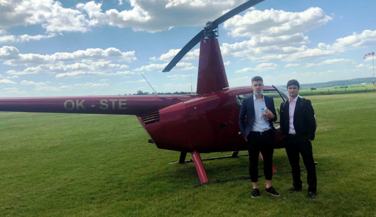 VIDEO: Mladí hráči Zbrojovky složili na Kladně maturitu a na zápas do Brna letěli vrtulníkem