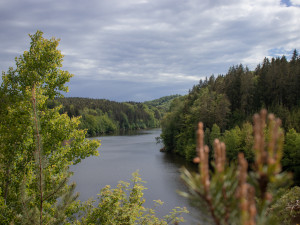 Kousek Vltavy budete mít jako na dlani. Zkuste výlet na vyhlídkové místo U kříže nedaleko Poněšic