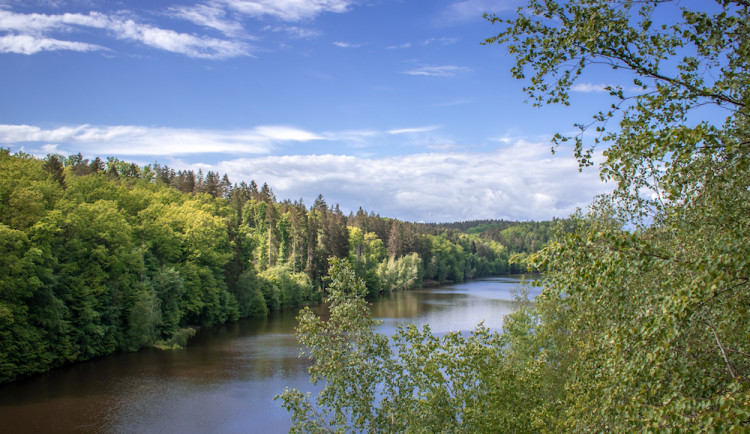 Kousek Vltavy budete mít jako na dlani. Zkuste výlet na vyhlídkové místo U kříže nedaleko Poněšic