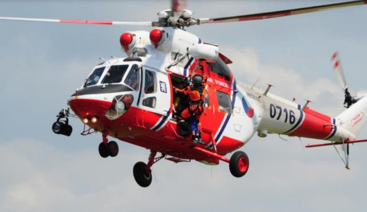 Dvě seniorky spadly ze skály, letěl pro ně záchranářský vrtulník