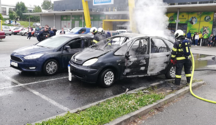 Požáry aut způsobily v Budějcích a Táboře škody za statisíce