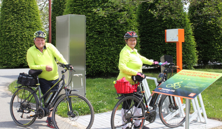 U Temelína mohou nově cyklisté zdarma dobíjet svá elektrokola.