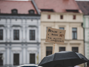Na náměstí se sešly desítky lidí. Protest proti Babišovi a vládě nepřekazil ani déšť