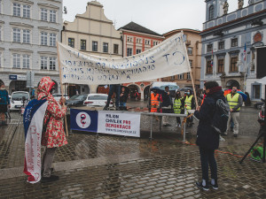 Na náměstí se sešly desítky lidí. Protest proti Babišovi a vládě nepřekazil ani déšť