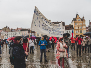 Na náměstí se sešly desítky lidí. Protest proti Babišovi a vládě nepřekazil ani déšť