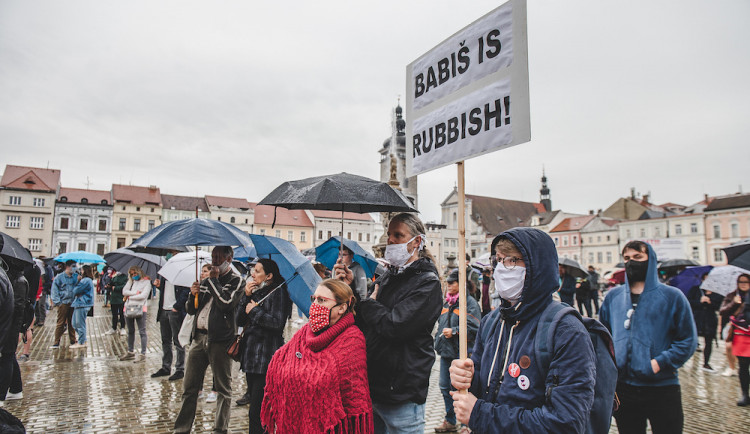 Na náměstí se sešly desítky lidí. Protest proti Babišovi a vládě nepřekazil ani déšť