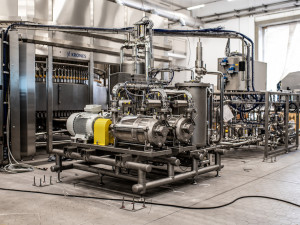 Budvar má novou linku na stáčení piva. Zvládne naplnit 40 tisíc lahví za hodinu