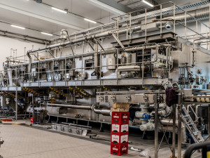 Budvar má novou linku na stáčení piva. Zvládne naplnit 40 tisíc lahví za hodinu