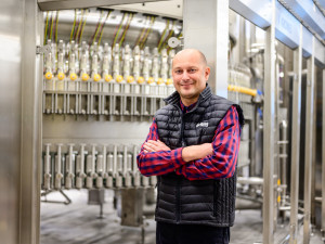 Budvar má novou linku na stáčení piva. Zvládne naplnit 40 tisíc lahví za hodinu