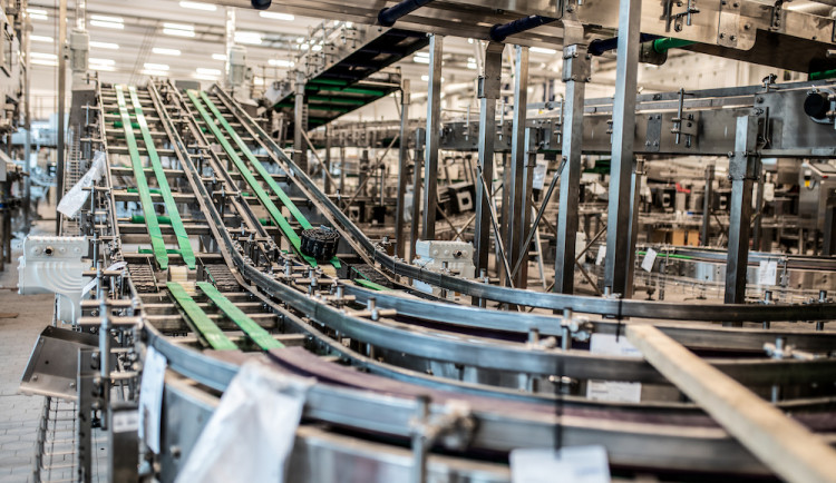 Budvar má novou linku na stáčení piva. Zvládne naplnit 40 tisíc lahví za hodinu