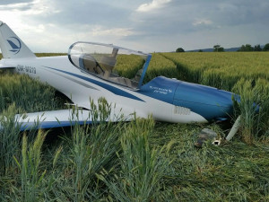 Na Jindřichohradecku spadl motorový větroň, pilot je lehce zraněn