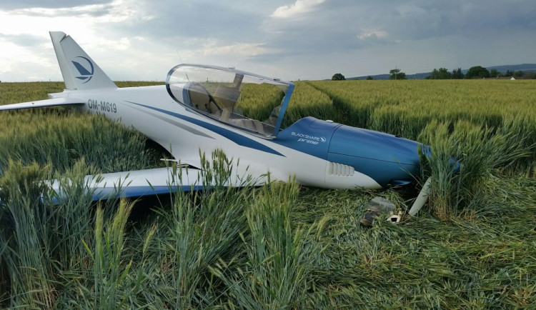 Na Jindřichohradecku spadl motorový větroň, pilot je lehce zraněn